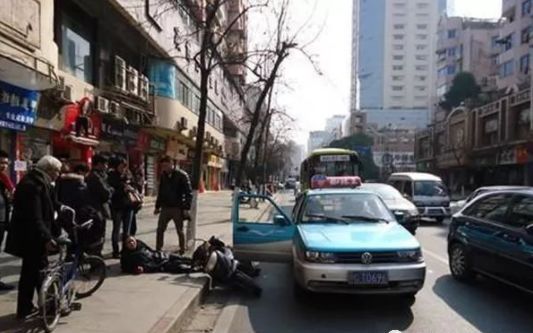开车门引发交通事故，责任该怎么划分？ 