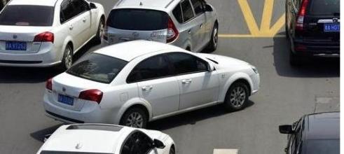 摇摆走位！26秒内被“蛇形”别车8次.. ... 