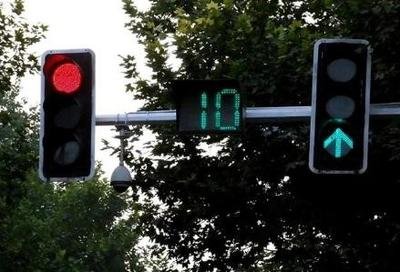 交规新政策已实施，新型红绿灯取消读秒，小心别误闯！ 