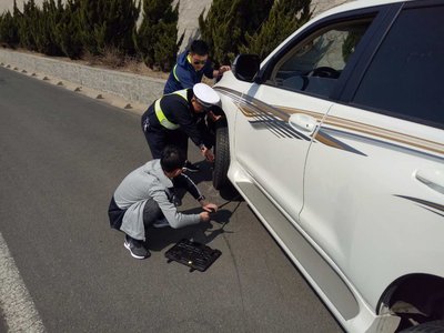 高速爆胎，这个动作一定要做，要不然车毁人亡！ 