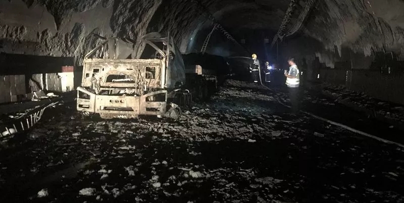 痛心！货车隧道起火事故！5死31伤，最小死者4岁！ 