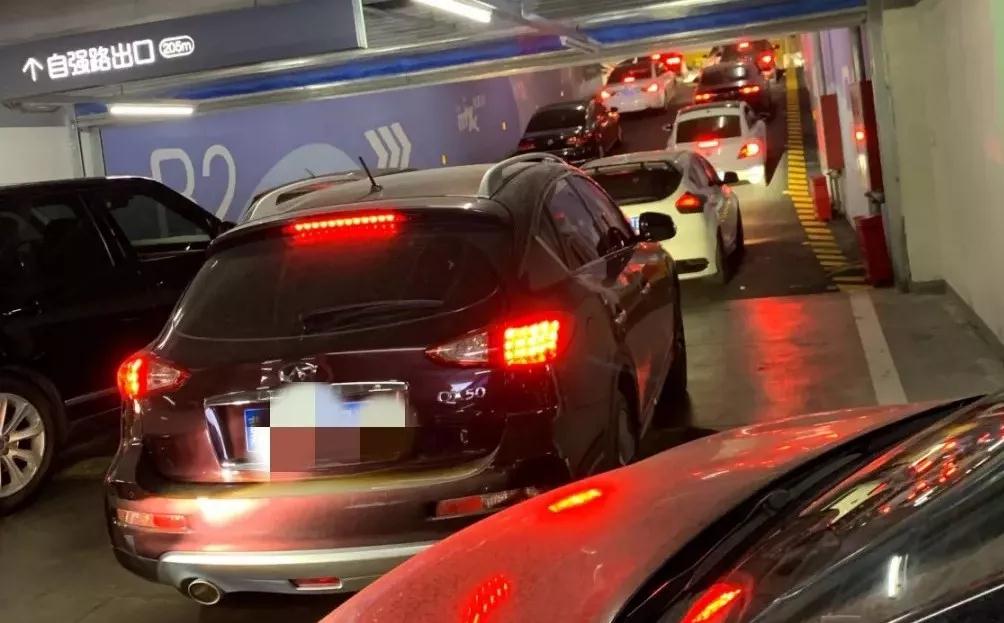 停车场内被撞还要负全责？！ 