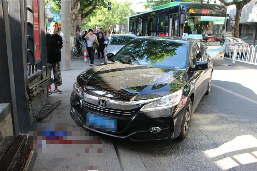 【9.19案例示警】车速过快，瞬间撞毁公交站台！ 