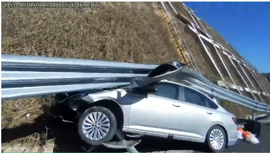 【9.26案例示警】低头找手机，车辆偏离道路！ 