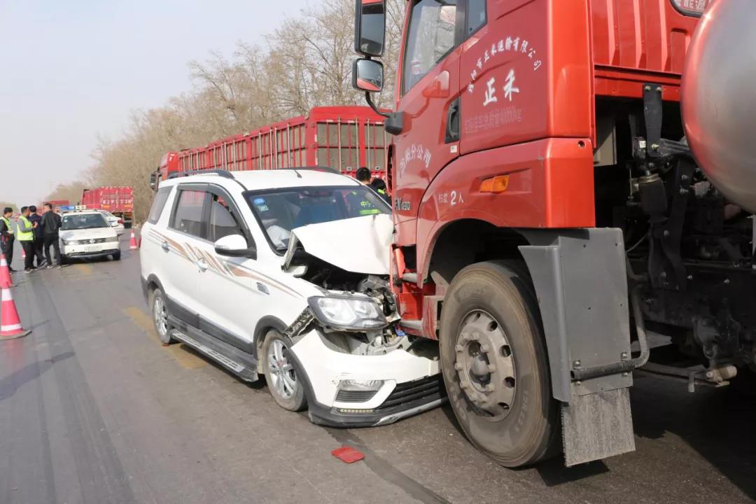 【10.3案例示警】排队时超车，堵上加堵！ 