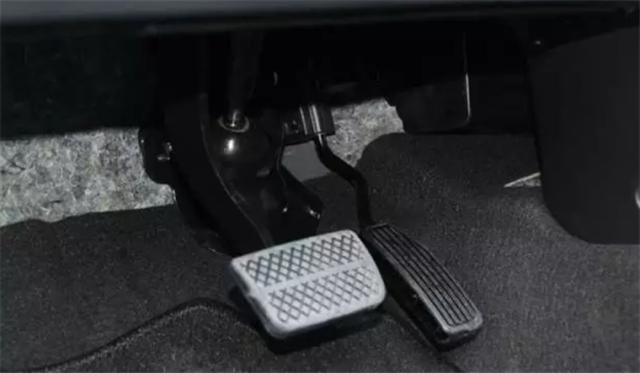 【12.6行车日历】不踩油门时，将脚放在刹车上！ 