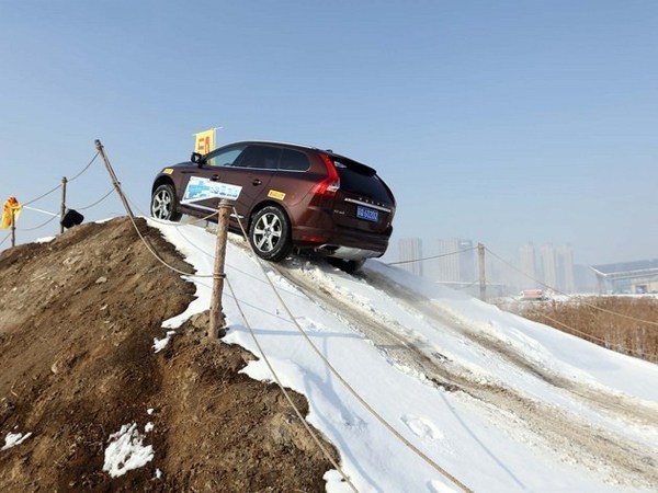【12.13行车日历】雪地上坡等前车通过坡顶再走！ 