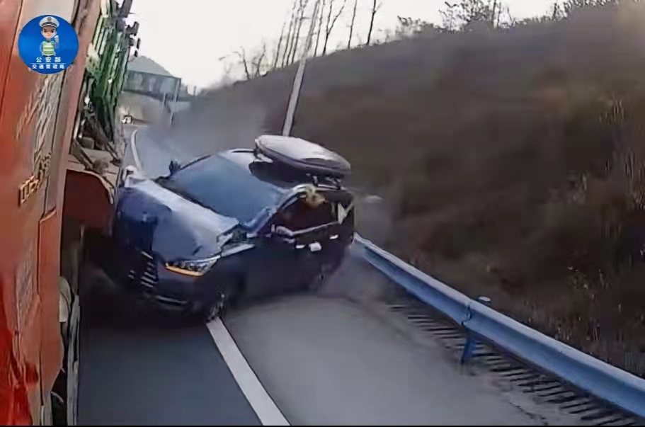 【3.27案例示警】变更车道要拉开足够的车距！ 