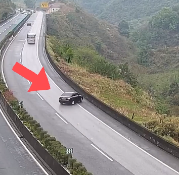 【4.3行车日历】雨天过弯开太快容易侧滑、翻车！ 