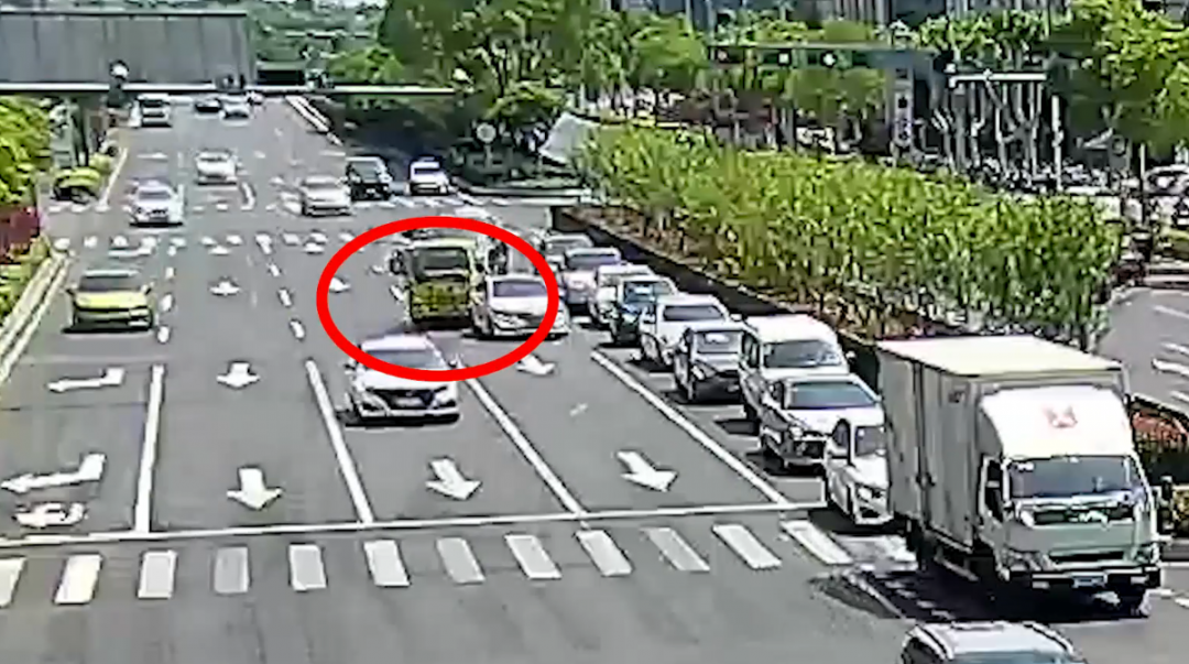 【6.5案例示警】强行加塞被追尾，全责！ 