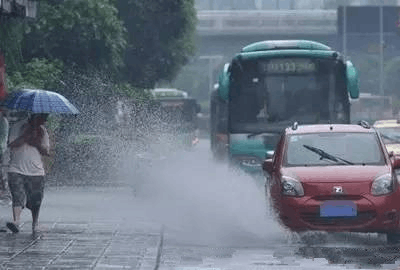 【6.6行车日历】提前避让积水，切勿急刹车！ 