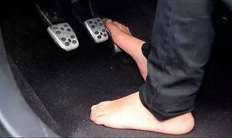 【8.2行车日历】光脚开车也属于违章，罚款200元！ 