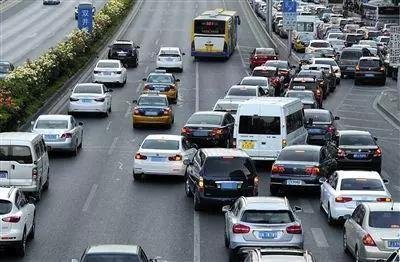 【8.9行车日历】开车不要连续变更两条车道，若违章罚款200元！ 