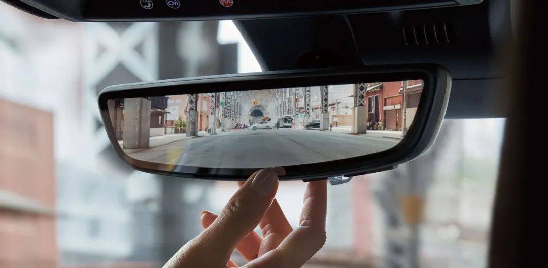 【8.12行车日历】刹车前看后视镜可防追尾！ 