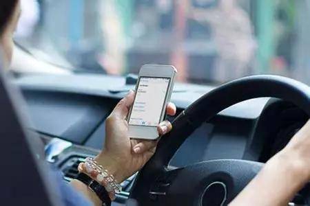 【8.30行车日历】60km/h速度开车，刹车距离至少20米，开车请勿看手机！ 