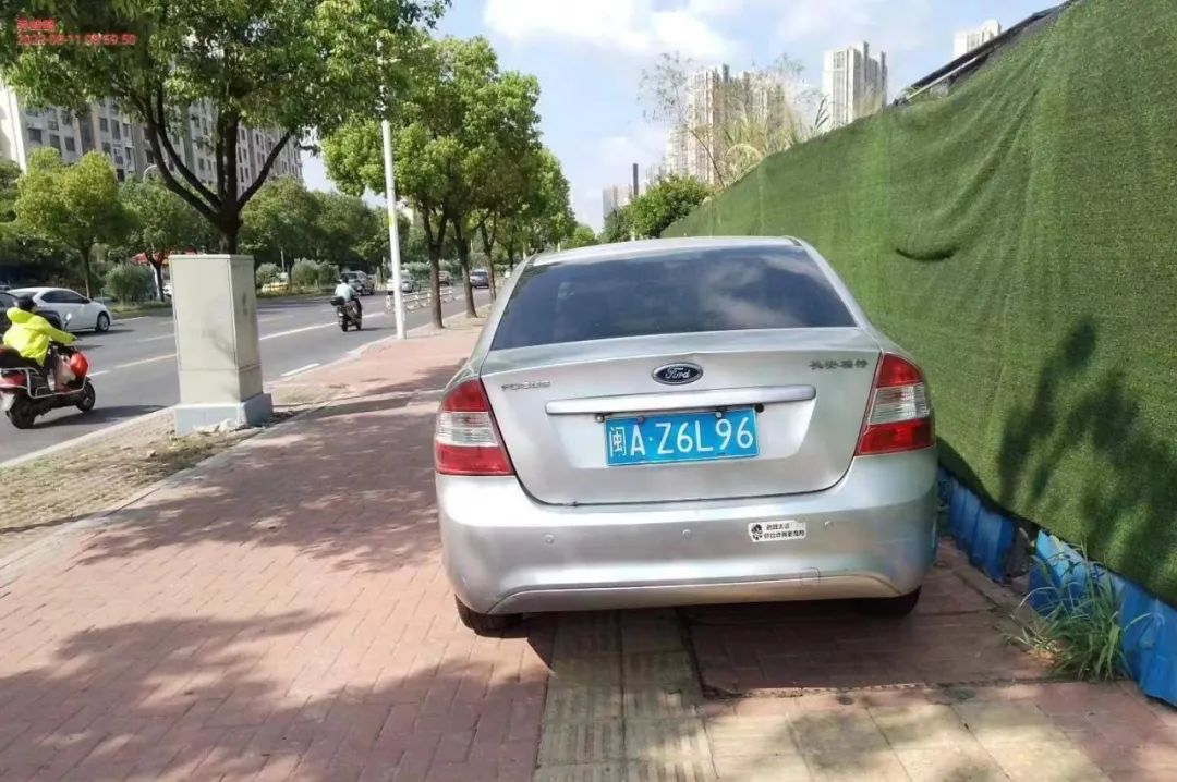 【8.28行车日历】在人行横道、盲道、施工路段禁止停车！ 