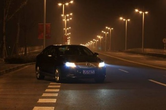 【9.6行车日历】夜间行车应当增大跟车距离！ 